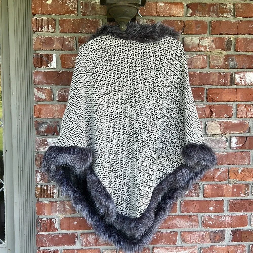 Coco + Carmen faux fur cape - Picture 4 of 5